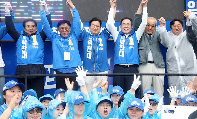 ▲ 21일 오전 9시30분 인천 미추홀구 옛 시민회관 쉼터에서 더불어민주당 박찬대 인천시장 후보 출정식이 진행되고 있다. /이재민 기자 leejm@incheonilbo.com