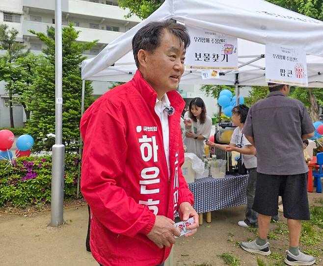 ▲ 공식 선거운동이 시작된 21일, 하은호 국민의힘 군포시장 후보는 시민에게 보낸 첫 메시지를 통해 "중동사태 때문에 힘든 시기에 시 재정을 정상화하기 위해 정부에 재정 정상화를 강력히 요청해 시민 부담을 덜어드리겠다"라고 약속했다. 그는 특히 "재정이 있어야 향후 시가 추진하는 사업이 차질 없이 진행된다"라고 강조하면서 지지를 호소했다. /사진제공=하은호 후보 선거사무소
