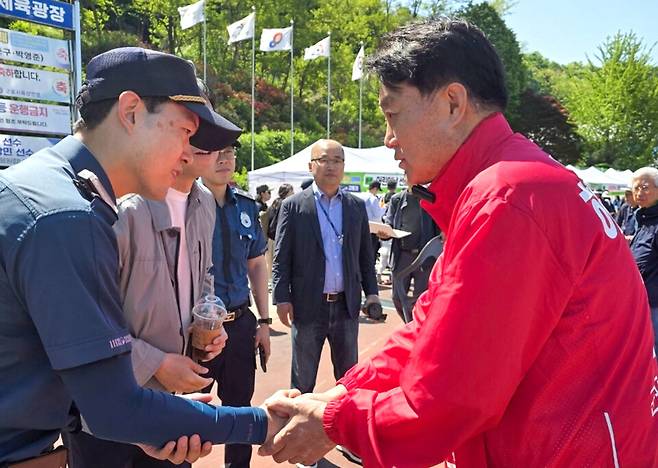 ▲ 하은호 후보는 "지난 4년 동안, 시장으로서 묵묵히 달려왔다"라며 향후 4년은 "낙후된 군포를 넘어, 일자리와 미래가 있는 자족도시로 만들겠다"라고 약속했다. 이어 그는 1기 신도시 정비 기반 확립, 47번 국도 확장 추진, 첨단산단 조성 확정 등을 직접 열거하면서 자신이 기초를 닦은 굵직한 사업들을 중단 없이 마무리할 수 있는 '검증된 설계자'이자 '집행자'임을 강조했다. /사진제공=하은호 후보 선거사무소