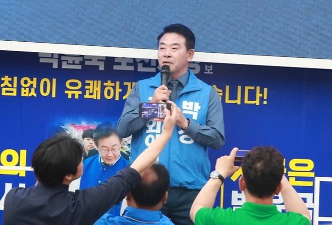 ▲ 6·3 지방선거 공식 선거운동 첫날인 21일 저녁 포천시 신읍사거리 광장에서 열린 더불어민주당 박윤국 포천시장 후보 출정식에서 지원 유세에 나선 박정 국회의원(파주을)이 유세차 단상에 올라 지지를 호소하는 연설을 하고 있다. 이날 박 의원은 파주와 포천이 유치 경쟁을 벌이고 있는 평화경제특구와 관련해 박윤국 후보의 승리를 위해서라면 파주 측의 양보까지 전격 검토하겠다는 파격적인 정책 발언을 내놓아 유세 현장의 이목을 집중시켰다. /사진제공=박윤국 캠프