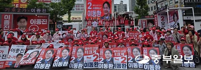 국민의힘 고양시후보 1차 합동출정식이 21일 오전 10시 고양시 덕양권의 중심부인 화정역 광장에서 진행됐던 가운데, 출정식을 마치고 고양시장 및 덕양권 시도의원 후보들이 지지자 및 시민들과 함께 기념사진을 촬영하고 있다. 김태훈 기자