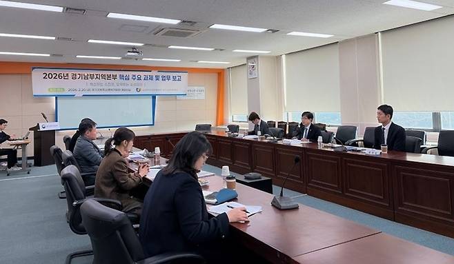 인태연 소상공인시장진흥공단 이사장이 올해 2월 소진공 경기남부지역본부를 방문해 임준민 본부장을 비롯한 직원들과 핵심 주요 과제와 현안 사항 및 권역 내 상권 현황을 점검했다. 사진=소상공인시장진흥공단