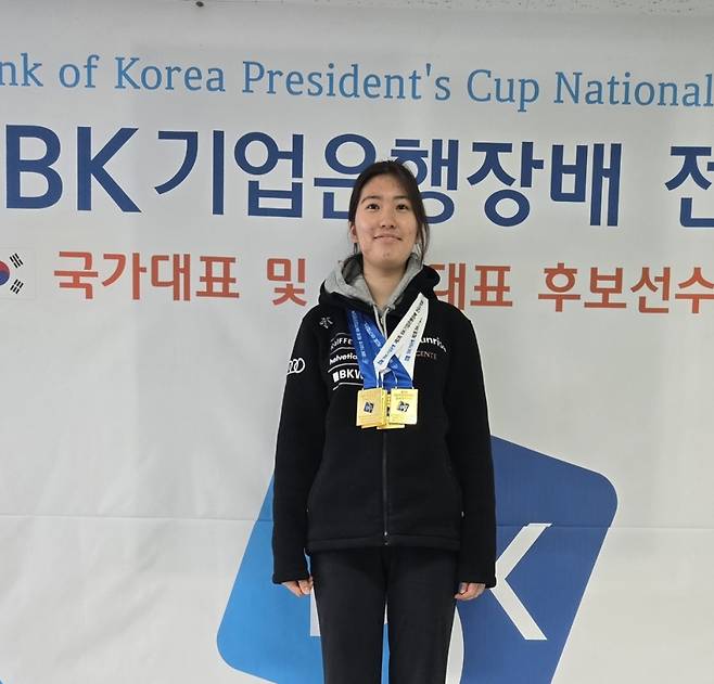 21일 충북 청주종합사격장에 열린 제2회 IBL기업은행장배 전국사격대회에서 4관왕에 오른 조연우(고양 주엽고)가 기념사진을 찍고 있다.