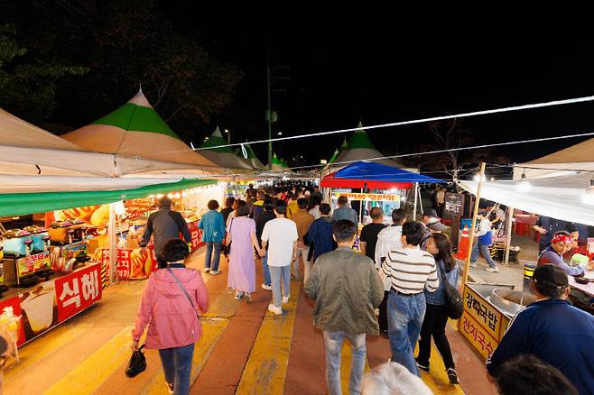 지난해 제41회 소백산 철쭉제 야시장 모습(사진=단양군제공)