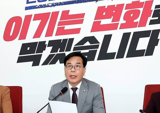 국민의힘 송언석 원내대표가 19일 국회 원내대표실에서 기자회견을 열고 부동산 양도세 장기보유특별공제 폐지, 대장동 사건, 지방선거와 관련한 입장을 밝히고 있다. 연합뉴스