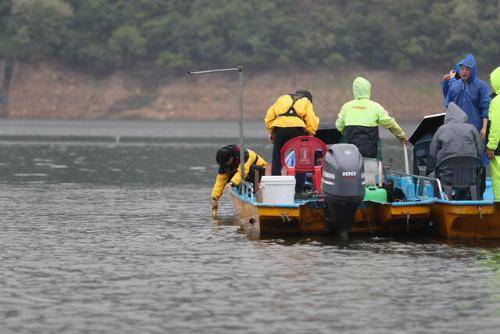 20일 인제군 소양호 상류에서 국립환경과학원과 원주지방환경청 등 기후에너지환경부 산하기관 관계자들이 어민들과 함께 집단 폐사가 나타난 소양호 상류 곳곳을 둘러보며 수질을 측정하고 있다. 사진=연합뉴스