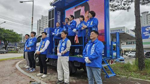 ◇더불어민주당 우상호 강원지사 후보는 21일 오후 원주 태장동 태장삼거리에서 송기헌(원주을) 국회의원, 백승아(비례) 국회의원, 여준성 원주갑지역위원장 등과 함께 거리 유세를 진행했다. 사진=김인규기자