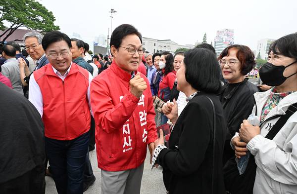 박완수 국민의힘 경남도지사 후보가 제9회 전국동시지방선거 첫날인 21일 오전 창원시청 옆 최윤덕 장상 동상 앞에서 강기윤 창원시장 후보와 함께 선거운동 출정식을 열고 지지자들과 인사하고 있다. /김구연 기자