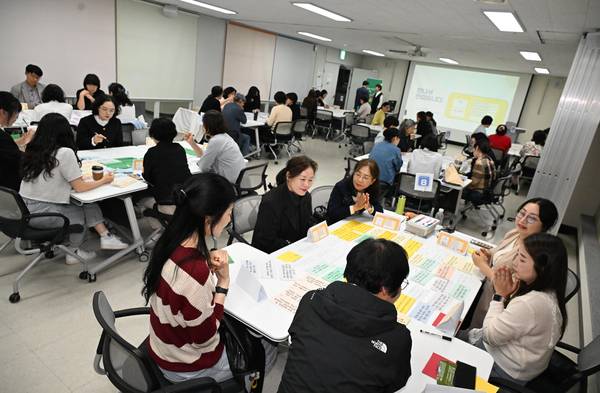 마산YMCA를 비롯한 지역 시민사회단체가 20일 오후 창원시 성산구 대원동 경남사회적경제혁신타운 대회의실에서 2026 지방선거를 앞두고 시민이 직접 후보자의 정책과 공약을 검토하고 평가하는 '유권자 정책·공약 블라인드 테스트 행사'를 열었다./김구연 기자
