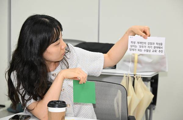 마산YMCA를 비롯한 지역 시민사회단체가 20일 오후 창원시 성산구 대원동 경남사회적경제혁신타운 대회의실에서 2026 지방선거를 앞두고 시민이 직접 후보자의 정책과 공약을 검토하고 평가하는 '유권자 정책·공약 블라인드 테스트 행사'를 열었다./김구연 기자