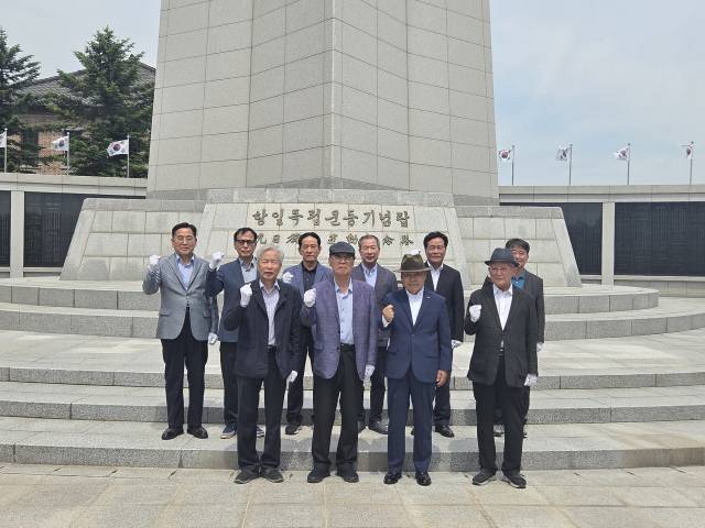 19일 광복회 대구지부를 찾은 대구지역 원로교수와 독립운동가 후손 등이 조양회관 앞에서 기념촬영을 하고 있다. 광복회 대구광역시지부 제공