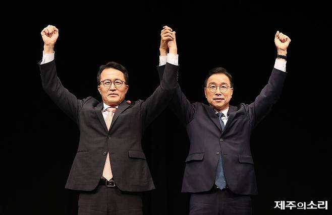 [제주의소리] 등 언론5사 초청 토론회에 나선 6.3지방선거 제주도지사 후보들. 왼쪽부터 국민의힘 문성유, 더불어민주당 위성곤 후보. ⓒ제주의소리