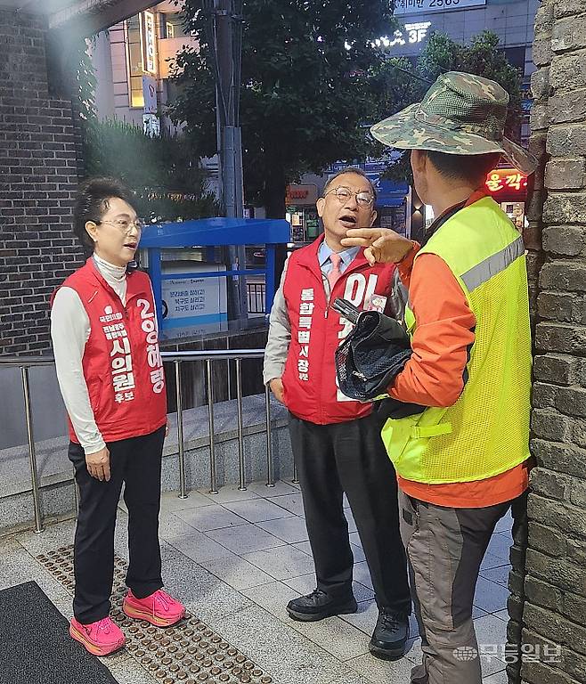 양혜령 국민의힘 전남광주통합시의원 후보가 21일 오전 이정현 통합특별시장 후보와 함께 광주 북구청 민방위교육장에서 환경미화원들을 만나 출근길 인사를 하고 있다. 국민의힘 광주시당 제공