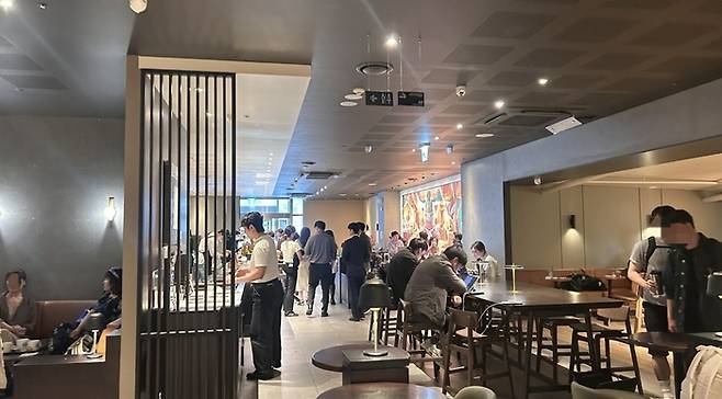 ▲21일 오후 서울 강남역 인근 오피스 건물 내에 입점해 있는 한 스타벅스 매장에 직장인들의 주문 대기줄이 평소와 같이 이어져 있다. 사진=김혜민 인턴기자