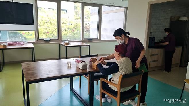 전담 요양보호사가 어르신의 일상 활동을 세심하게 돕는 모습 / 이한세 객원기자