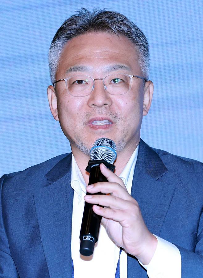 [이데일리 방인권 기자] 이장혁 고려대학교 교수가 21일 서울 중구 더플라자호텔 그랜드볼룸에서 열린 '2026 글로벌 대체투자 컨퍼런스(GAIC)' 세션2에서 좌장을 맡아 패널들과 토론을 하고 있다.'2026 글로벌대체투자컨퍼런스'는 '사이클을 넘어: 구조적 변화에서 찾는 투자기회'를 주제로 인공지능(AI), 바이오테크, 사모대출 등 급변하는 투자 환경 속 핵심 자산군을 조망하기 위해 마련됐다.