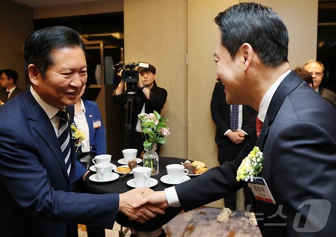 정청래 더불어민주당 대표(왼쪽)와 장동혁 국민의힘 대표가 7일 서울 여의도 페어몬트 앰배서더 호텔에서 열린 뉴스1 미래포럼에 앞서 열린 차담회에서 인사하고 있다. 2026.5.7 ⓒ 뉴스1 임세영 기자