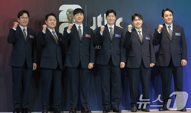 캐스터 이광용(왼쪽부터), 정용검, 배성재, 해설위원 박지성, 김환, 이주헌이 21일 서울 중구 앰배서더 풀만 호텔에서 열린 JTBC '2026 FIFA 북중미 월드컵' 기자간담회에 참석해 포즈를 취하고 있다. 2026.5.21 ⓒ 뉴스1 권현진 기자