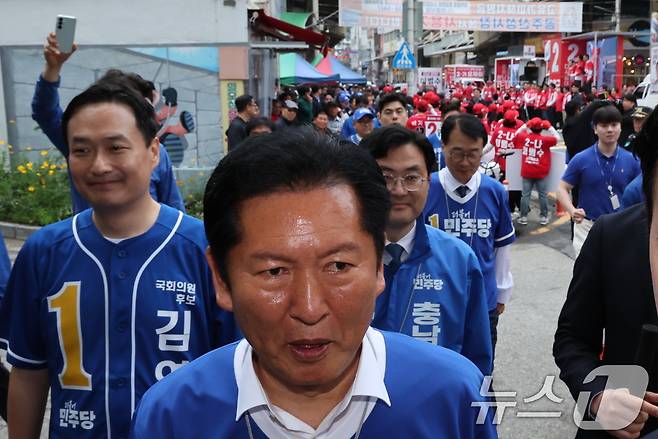 정청래 더불어민주당 대표가 6·3 지방선거 공식 선거운동이 시작된 21일 충남 공주시 공주산성시장을 찾아 각각 지원유세를 하던 중 장동혁 국민의힘 대표의 유세 현장을 지나치고 있다. 2026.5.21 ⓒ 뉴스1 신웅수 기자