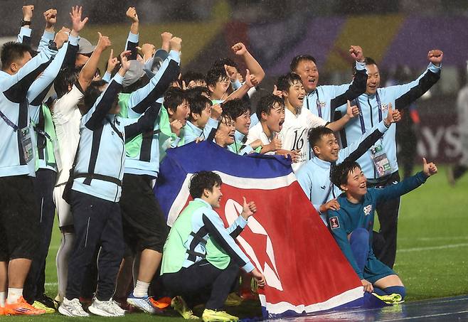 인공기 펼치고 기뻐하는 내고향축구단. 사진 | 수원=연합뉴스