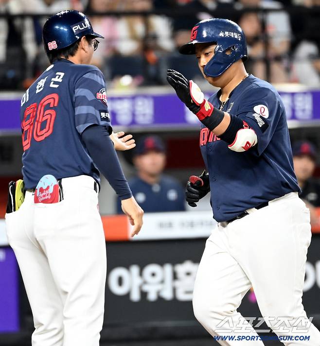 19일 대전한화생명볼파크에서 열린 롯데와 한화의 경기. 8회초 한동희가 동점 솔로홈런을 치고 기쁨을 나누고 있다. 대전=허상욱 기자wook@sportschosun.com/2026.05.19/