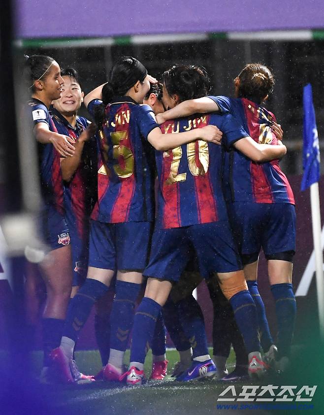 20일 수원종합운동장에서 열린 2025-2026시즌 아시아축구연맹(AFC) 여자 챔피언스리그(AWCL) 내고향여자축구단과 수원FC위민의 준결승전. 수원FC위민 하루히가 선취골을 넣은 뒤 환호하고 있다. 수원=박재만 기자 pjm@sportschosun.com/2026.05.20/