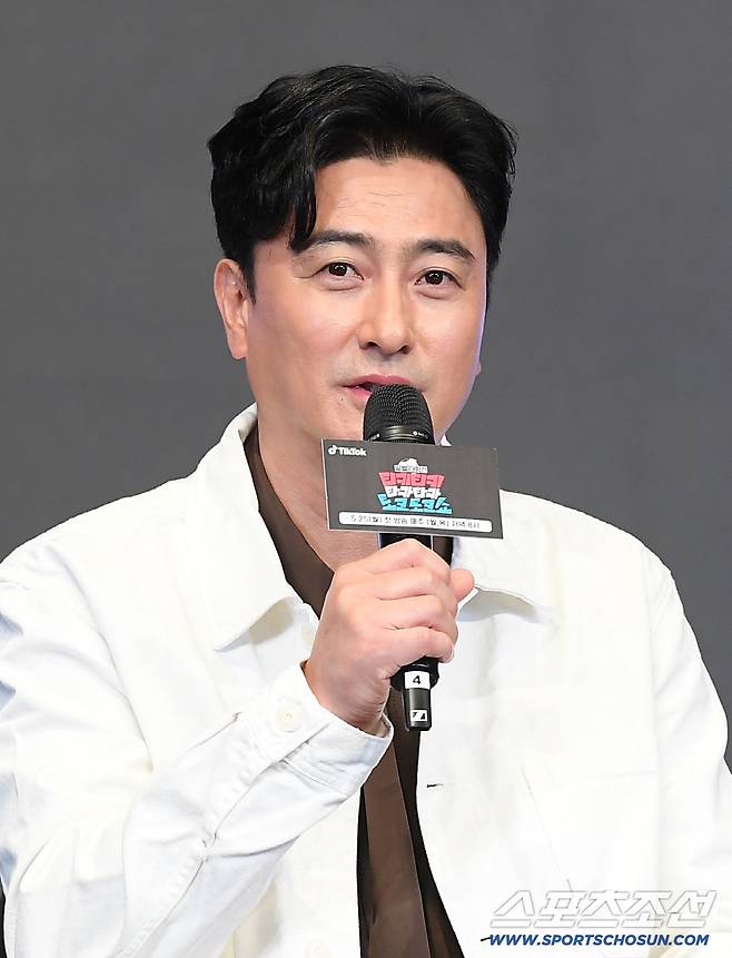 틱톡 예능 '티키티키 타카타카 토크토크쇼' 제작발표회가 21일 오전 서울 신도림 더링크호텔에서 열렸다. 안정환이 질문에 답하고 있다. 정재근 기자 cjg@sportschosun.com/2026.5.21