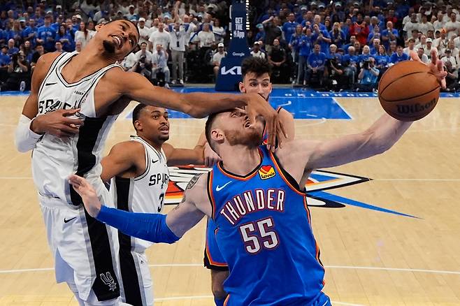 San Antonio Spurs forward Victor Wembanyama (1) defends against Oklahoma City Thunder center Isaiah Hartenstein (55) during the second half of Game 2 in the Western Conference finals NBA basketball playoffs series Wednesday, May 20, 2026, in Oklahoma City. (AP Photo/Nate Billings)
<저작권자(c) 연합뉴스, 무단 전재-재배포, AI 학습 및 활용 금지>