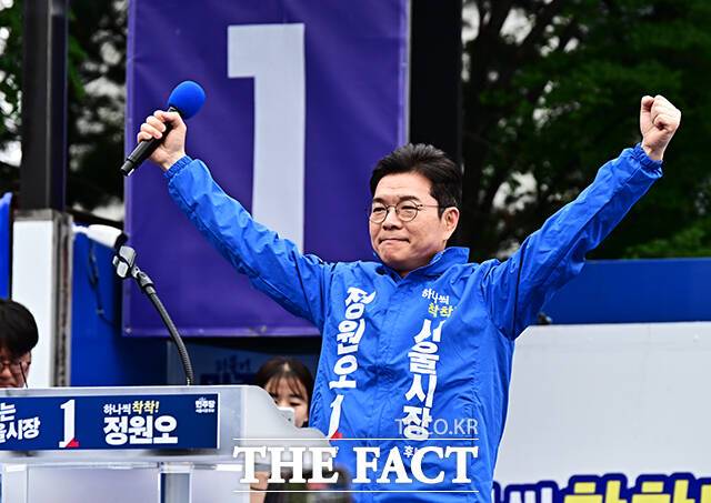 정원오 더불어민주당 서울시장 후보가 21일 오전 서울 성동구 왕십리역 광장에서 열린 집중유세에 참석해 지지를 호소하고 있다. /배정한 기자