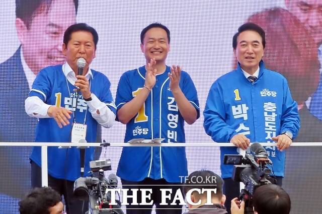 21일 정청래 민주당 당대표(왼쪽)가 공주시 산성시장에서 김영빈 공주·부여·청양 국회의원 보궐선거 후보(가운데)와 김수현 충남도지사 후보(오른쪽) 지원유세를 펼치고 있다. /김형중 기자