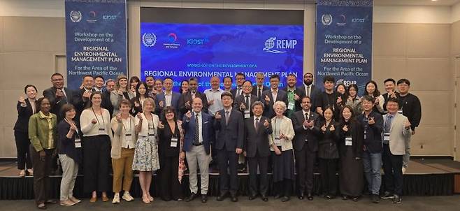 서태평양 REMP 워크숍 참가자들이 기념촬영하고 있다. KIOST 제공