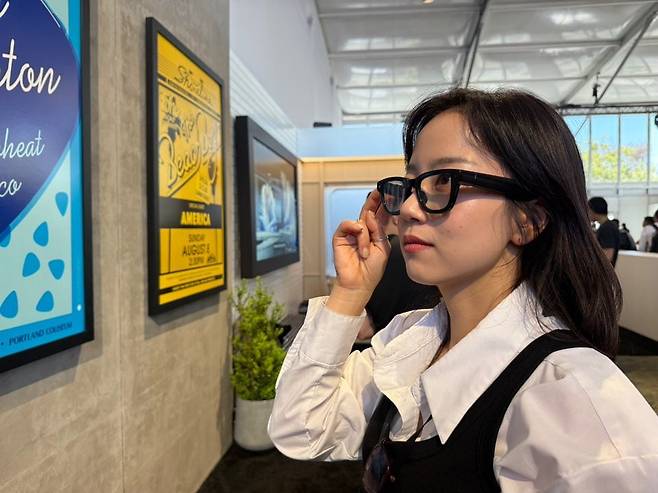 19일(현지 시각) 미 캘리포니아주 마운틴뷰 쇼어라인 엠피시어터에서 열린 구글의 연례 콘퍼런스 '아이오(I/O) 2026' 현장에서 본지 기자가 구글 AI(인공지능) 글라스를 착용해 성능 체험을 해보고 있다. /강다은 특파원