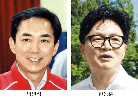 부산 북갑 국회의원 보궐선거에 출마한 국민의힘 박민식(왼쪽)후보와 무소속 한동훈 후보