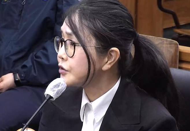 지난달 13일 박성재 전 법무부 장관의 내란 중요임무 종사 혐의 재판에 증인으로 출석한 김건희 여사가 마스크를 벗고 발언하고 있다. 재판 중계 화면 캡처