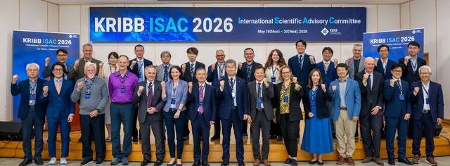 지난 20일 생명연 해외과학자문위원회 위원들이 ‘2026 KRIBB ISAC 2026’를 마치고 기념촬영을 하고 있다. 생명연 제공.