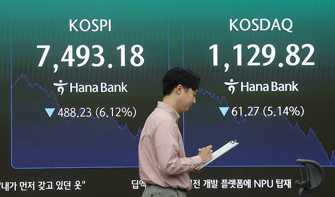 서울 중구 하나은행 딜링룸에서 직원이 업무를 보고 있다. (사진=연합뉴스)