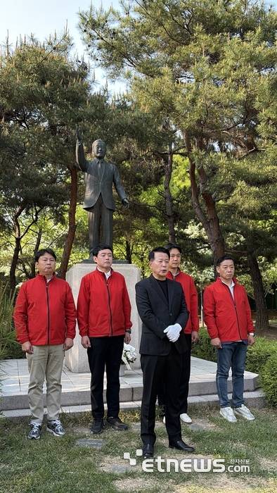 안교재 국민의힘 수원시장 후보(오른쪽 세 번째)가 4월30일 장안구 만석공원 내 이병희 선생 동상 앞에서 추모했다.