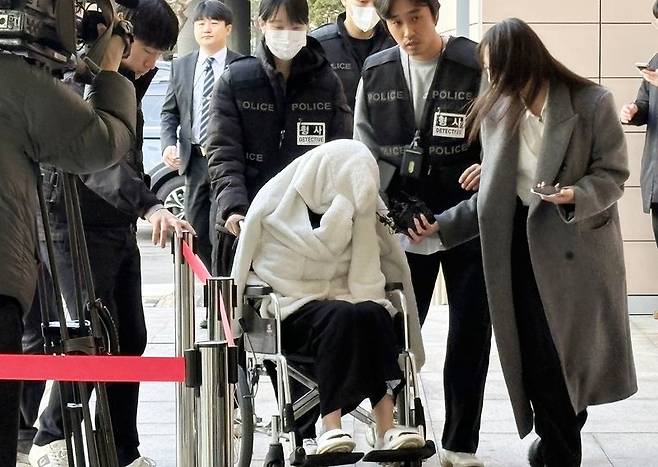 지난 2월 약물 투약 상태로 포르쉐를 몰다 반포대교에서 추락 사고를 황씨가 서울 서부지방법워네 출석하고 있다. 뉴스1