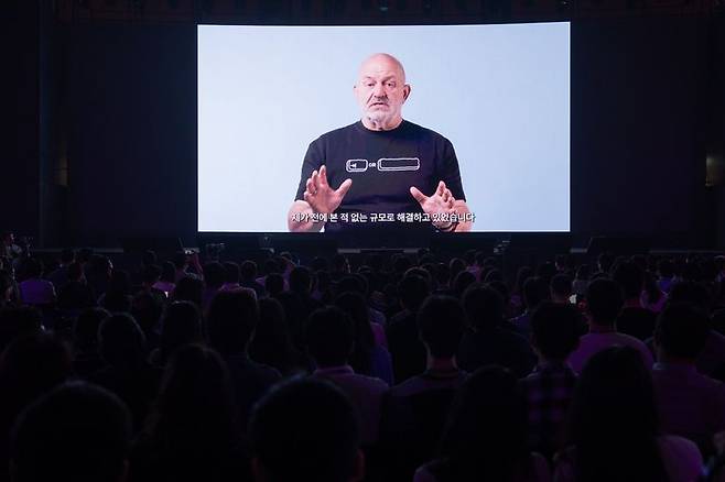 21일 오전 서울 강남구 코엑스에서 열린 'AWS 서밋 서울 2026' 기조연설에서 버너 보겔스 아마존 최고기술책임자(CTO)가 영상을 통해 발언하고 있다. AWS 제공
