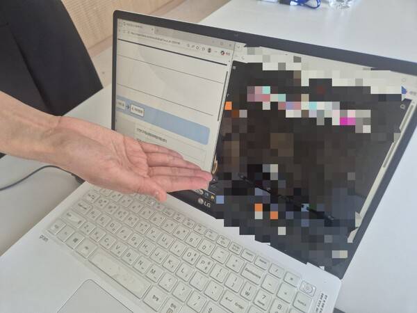 지난 12일 인천디지털성범죄예방대응센터에서 직원들이 ‘처리 완료’가 뜬 왼쪽 민원 페이지와 웹주소(URL) 그대로 열리는 오른쪽 영상을 분할 화면으로 보여주고 있다. 피해자 인격권 보호를 위해 영상은 최소한의 열람 여부만 확인했다. 신다은 기자