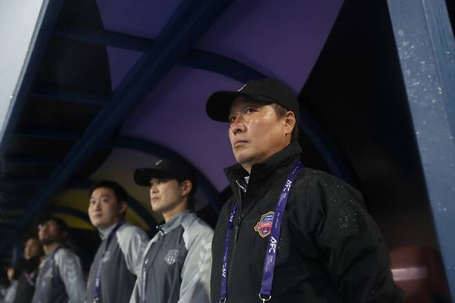 박길영 수원FC 위민 감독이 지난 20일 수원 장안구 수원종합운동장에서 열린 2025~2026 아시아축구연맹(AFC) 여자 챔피언스리그(AWCL) 4강전을 지휘하고 있다. 대한축구협회 제공