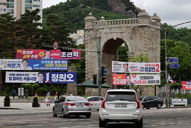 6·3 지방선거 공식 선거운동이 시작된 21일 서울 시내 한 거리에 선거 현수막이 걸려 있다. 류우종 선임기자 wjryu@hani.co.kr