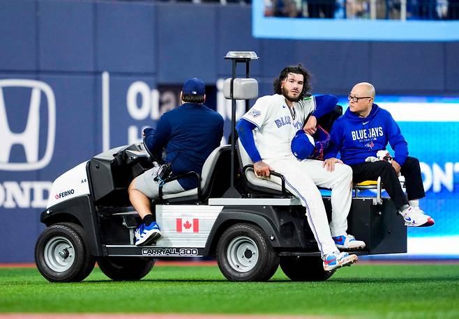 <yonhap photo-1957=""> TORONTO, CANADA - MARCH 30: Cody Ponce #66 of the Toronto Blue Jays is carted off the field with an injury in a break in play against the Colorado Rockies during the third inning in their MLB game at the Rogers Centre on March 30, 2026 in Toronto, Ontario, Canada. Mark Blinch/Getty Images/AFP (Photo by MARK BLINCH / GETTY IMAGES NORTH AMERICA / Getty Images via AFP)/2026-03-31 09:34:47/ <저작권자 ⓒ 1980~2026 ㈜연합뉴스. 무단 전재 재배포 금지, AI 학습 및 활용 금지></yonhap>