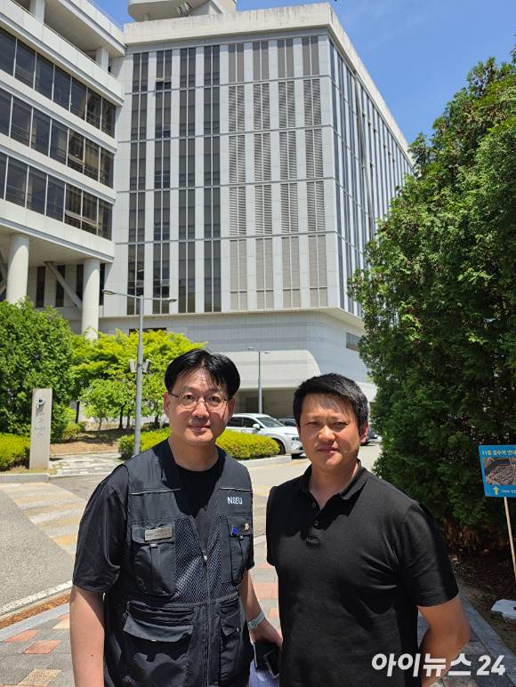 백순안 삼성전자 동행 노조 정책기획국장(오른쪽)과 이호석 전국삼성전자노동조합 수원지부장. [사진=황세웅 기자]