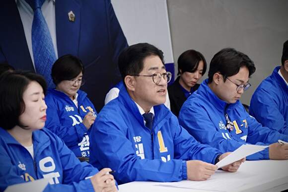 이기형 더불어민주당 김포시장 후보가 20일 합동 기자간담회에서 미래성장·교통혁신 등 주요 공약을 설명하고 있다. [사진=이기형 김포시장 후보 캠프]