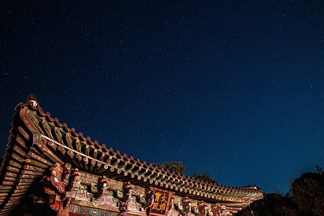금수암에서 템플스테이를 하면 하늘을 수놓은 별을 볼 수 있다. 지난 14일 밤에는 별똥별도 봤다.