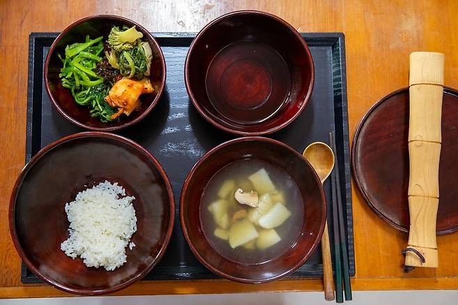 대안스님이 준비한 아침식사. 나물과 장아찌, 버섯감자국이 어떤 진미보다 여운이 깊은 맛이었다.