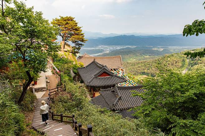 둔철산 자락 절벽에 들어앉은 작은 암자인 정취암은 주변 풍광이 수려하다.