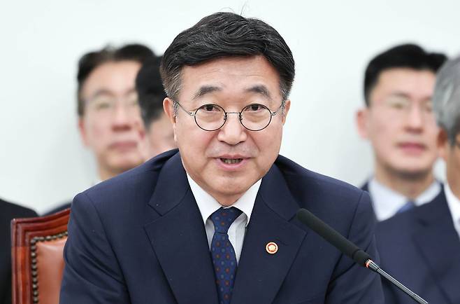 윤호중 행정안전부 장관이 지난 18일 국회에서 삼성역 철근 누락과 관련해 열린 행정안전위원회 전체회의에 출석해 의원들 질의에 답하고 있다. 임현동 기자