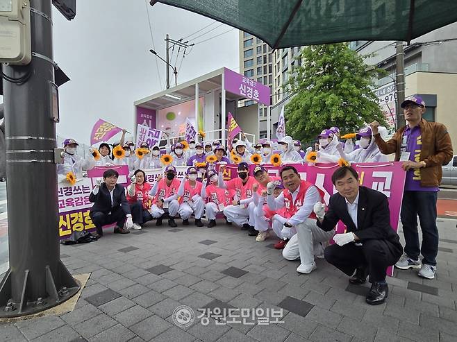 ▲ 신경호 강원도교육감 후보는 21일 춘천 근화동 공지사거리에서 출정식을 열고 공식 선거운동에 돌입했다. 김정호 기자